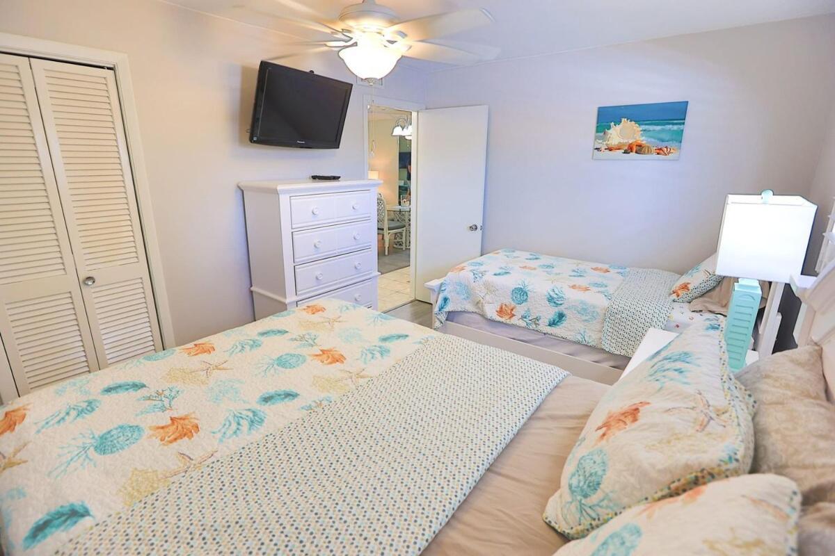 Updated Condo With Pool, Walk To Crescent Beach & Restaurants! Sarasota Exterior foto